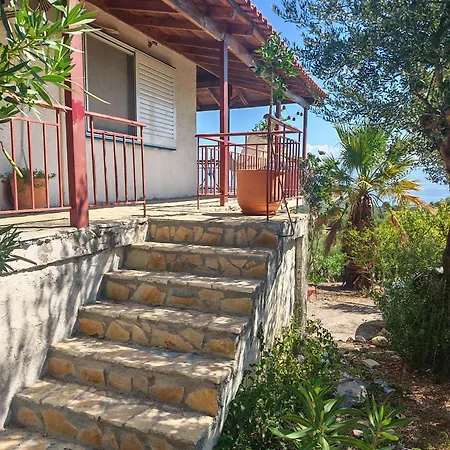 Spiti Koukouvagias * Livadhákia