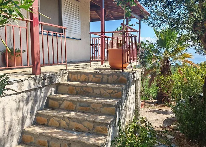 Spiti Koukouvagias * Livadhákia